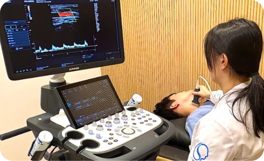 초음파를 이용해 경동맥 혈관벽과 동맥경화성 플라크를 확인하는 모습