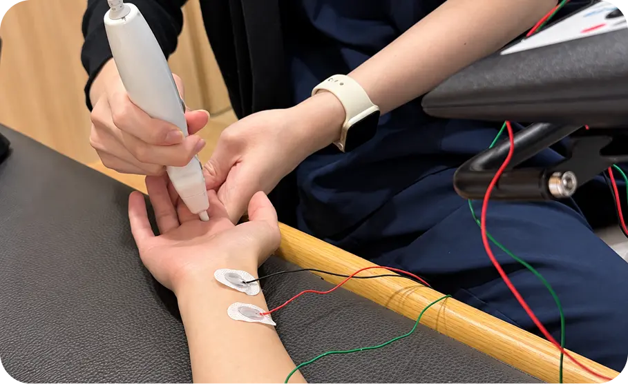 근전도검사를 위해 검사할 근육에 바늘 전극을 삽입하는 모습