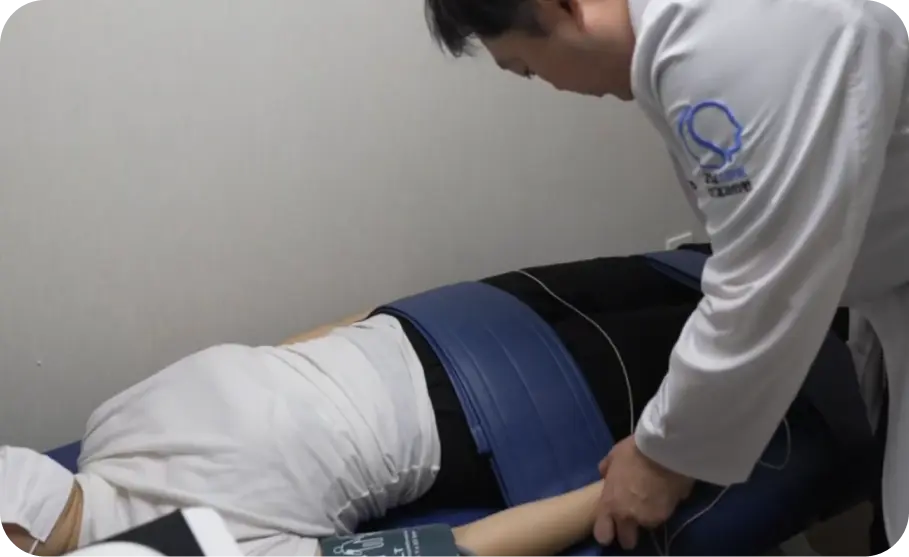 자율신경기능검사 전 안정 상태에서 심박수와 혈압을 측정하는 모습