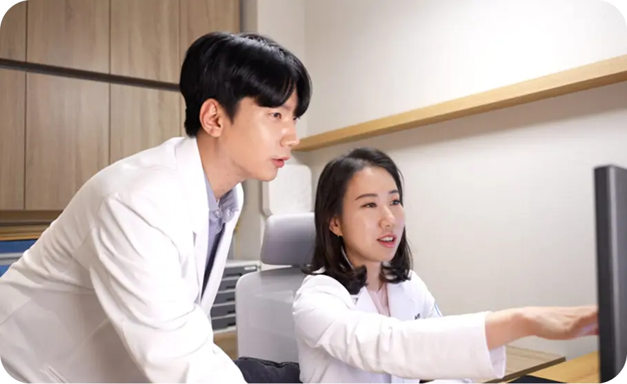 자율신경기능검사 결과를 전문의가 종합적으로 분석하고 상담하는 모습