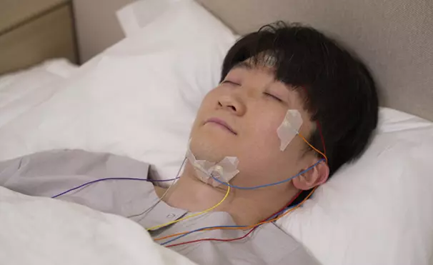 수면 중 뇌파와 호흡, 산소포화도와 근긴장도를 측정하는 불면증 수면다원검사