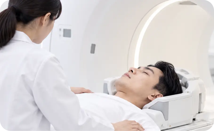 MRI 또는 CT를 이용해 뇌의 구조와 주변 조직을 확인하는 모습