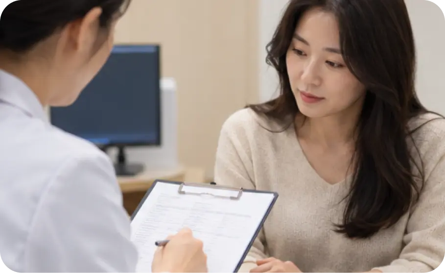 혈액검사 전 현재 증상과 필요한 검사 항목을 확인하는 모습